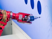 MABI Robotic MAX100 Siemens Stand Hannover Messe 2018 Ausfräsen von Fenstern bei einem Simulierten Flugzeug