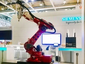 Prodex Messe 2019 Siemens Stand MAX-100 Weiss Spindel LR-2000 Seitenansicht MABI Robotic